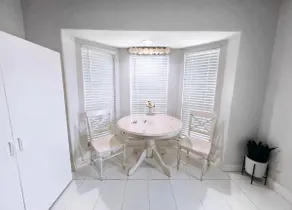 Private Suite | Queen Bed| Warm area - Image 2