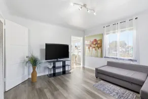 Renewed Modern Central Stay! WiFi & Easy Parking - Image 2