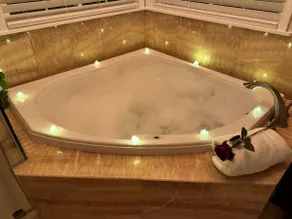 Romantic Spa Suite—Whirlpool•Sun Deck•Luxe Escape - Image 2