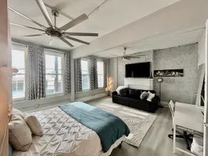 Downtown Luxury! Renovated 2 bedroom,Free Parking! - Image 5