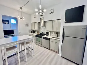 Downtown Luxury! Renovated 2 bedroom,Free Parking! - Image 3