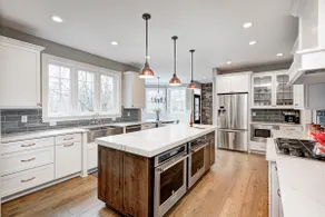 Executive Chic Farmhouse - Image 4