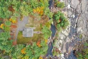 Spacious Riverfront Lodge on the Rapids - Image 2