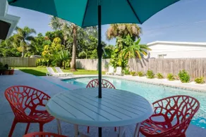 Retro Chic Decor wPrivate Pool Close to Beach 3br - Image 2
