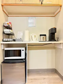 🍁Cozy Hotel Room🌟Gym🌟Parking🌟Kitchenette🌟AC - Image 3