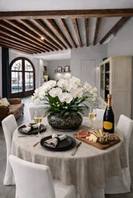Viola Suite Luxury Canal Door | Central Venice - Image 2