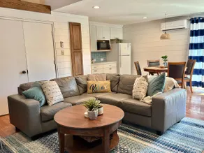 The Happy Hideout/sleeps 8/ updated/central/king - Image 2