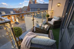 Margate Penthouse Private Balconies Sea Glimpses Gated Parking Air-Con The Penthouse Margate - Image 2