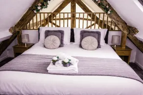 Romeo Cottage - Sleeps 4 - Open Plan Barn - Private Hot Tub & Garden - Image 3