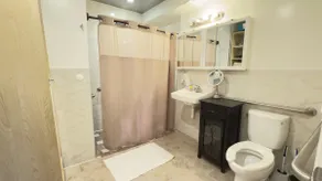 4 Bedroom house-No partying/smoking! - Image 3