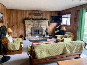 🐻The Poconos Rustic Cozy Bear Chalet Pet-Friendly - Image 3