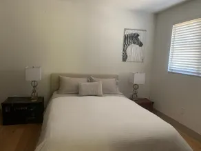 Central Woodside suite near restaurants with view - Image 2