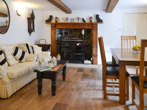 Knotty Corner Cottage - Image 4