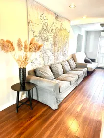 Cozy on Queensway - Image 5