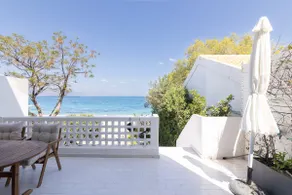 Beachfront House for 6 | Large Terrace & Sea Views - Image 5
