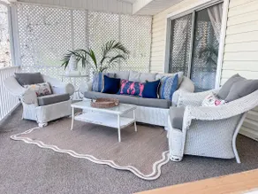 Lakefront Cottage with heated pool - Image 4