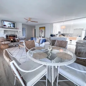 Lakefront Cottage with heated pool - Image 5