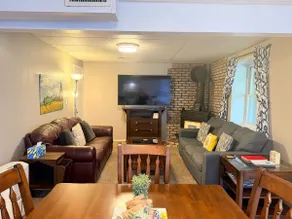 Comfy Basement Apartment -King Bed/Kitchen/Laundry - Image 5