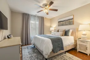 Pet-Friendly Home: King Bed, 10 Min to Biltmore - Image 5