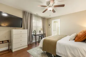Pet-Friendly Home: King Bed, 10 Min to Biltmore - Image 4