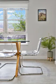 Spacious 4BR City Centre Apartment w/ Free Parking - Image 2