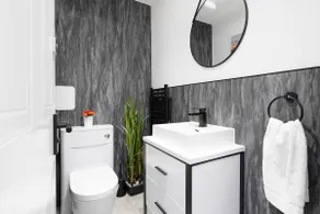 Spacious 4BR City Centre Apartment w/ Free Parking - Image 4