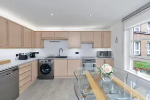 Spacious 4BR City Centre Apartment w/ Free Parking - Image 5