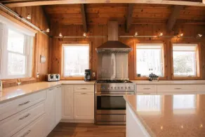 Elgin Inn – Rustic lakeside, HOT TUB, dock, kayaks - Image 4