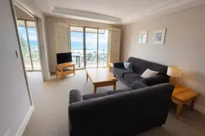 Sea Breeze Apartment - Direct Ocean Views - Top Floor - Image 2