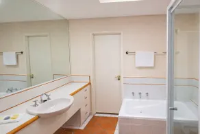 Sea Breeze Apartment - Direct Ocean Views - Top Floor - Image 5