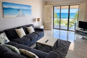 The White Pearl Apartment Direct Ocean Views Top Floor - Image 3