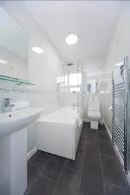 Belmont Budget Apartment - Image 5