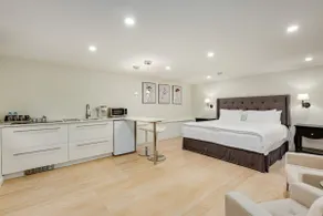 Classic King-Size Guest Suite w/ AC - Image 1