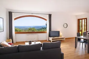 Spacious Apartment with Garden & Air Conditioning - Image 2