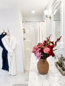LuxeSuite: Quiet Garden Retreat w/Luxury Tub - Image 5