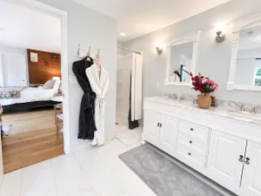 LuxeSuite: Quiet Garden Retreat w/Luxury Tub - Image 3