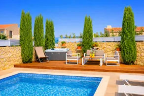 Rose Villa Private Pool & Outdoor Jacuzzi - Image 3