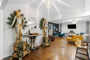 Spacious open floor plan. 5 beds. 5 TVs & Art - Image 5