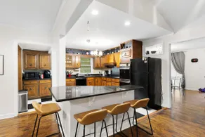 Spacious open floor plan. 5 beds. 5 TVs & Art - Image 4