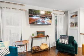Spacious open floor plan. 5 beds. 5 TVs & Art - Image 3
