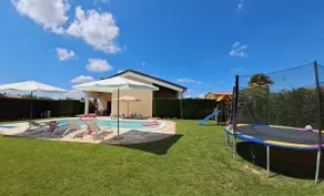 villa with exclusive pool and garden - Image 4