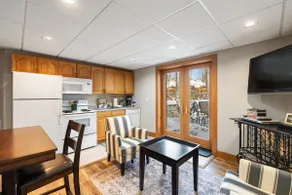 See you this Summer! Located on Court, sleeps 15 - Image 4