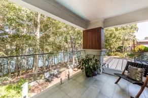 Lake house with pool and theatre room - Image 5