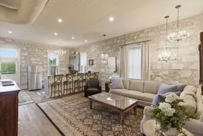 Shopkeeper's Inn Luxury Apartment. - Image 4
