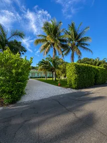 House by the beach in a secluded area - Image 2
