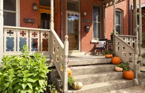 Key City Row. Historic row home in the heart of downtown Dubuque. - Image 2