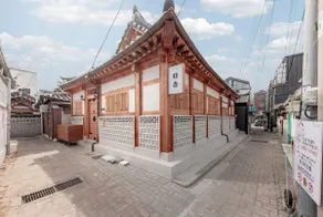 NEW Beautiful Korean HANOK by the Palace 5BR+4BTH - Image 2