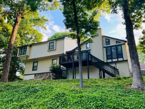 1 Bed / 1 Bath Apt with Sunroom - Image 2