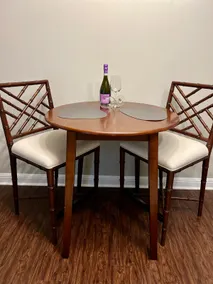 1 Bed / 1 Bath Apt with Sunroom - Image 3