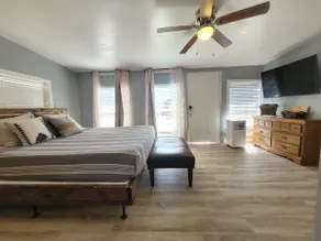 Efficiency Suite w King Bed 10 min walk Downtown - Image 5